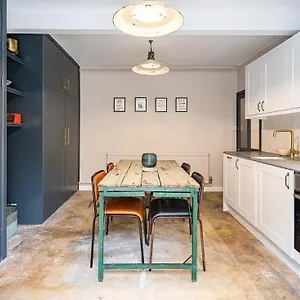  Apartment Stunning Basement Flat In Central Location